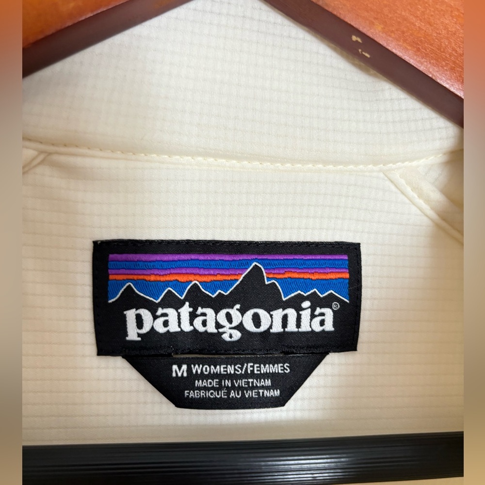 Patagonia never worn zip up jacket size medium.